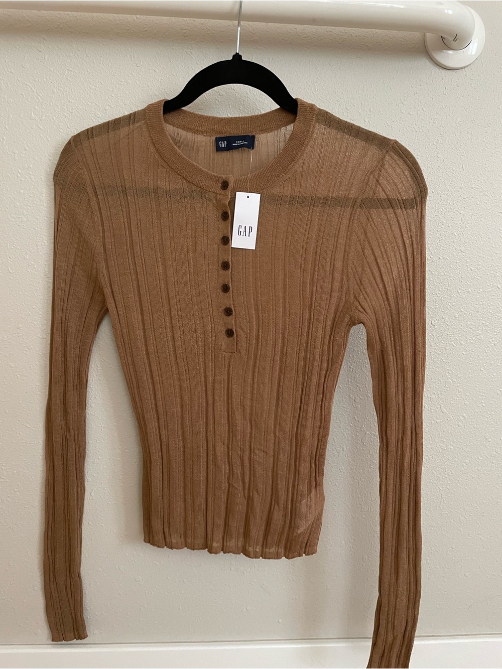 GAP Women's Long Sleeve Ribbed Henley Top in Camel Brown